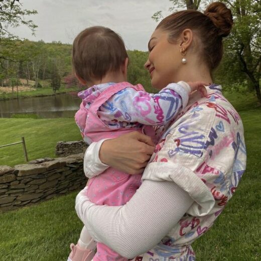 Gigi Hadid aparece com Khai em nova foto e fãs se surpreendem com tamanho da bebê